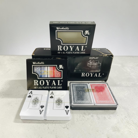 Juego de cartas Royal de Aleko.com.co con barajas de plástico lavables en estuches negros y cajas de exhibición.
