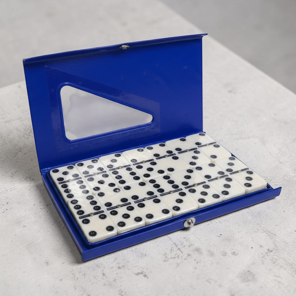 Juego de dominó Aleko.com.co con fichas blancas de 8mm en estuche metálico azul con ventana triangular