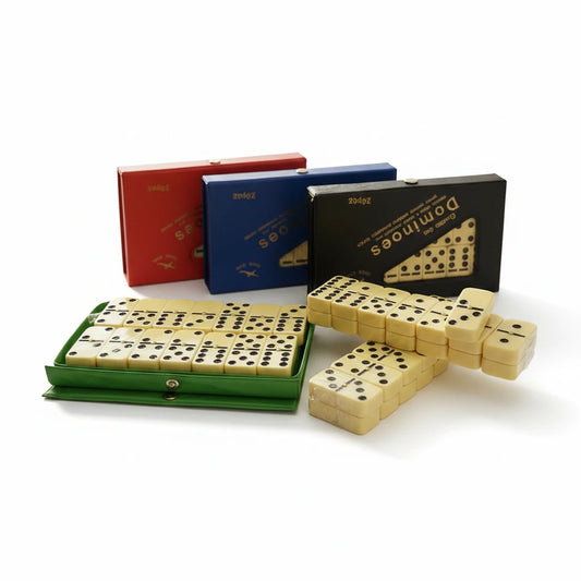Juego de dominó Aleko.com.co con fichas blancas de 12mm y estuches de plástico en colores rojo, azul, negro y verde.