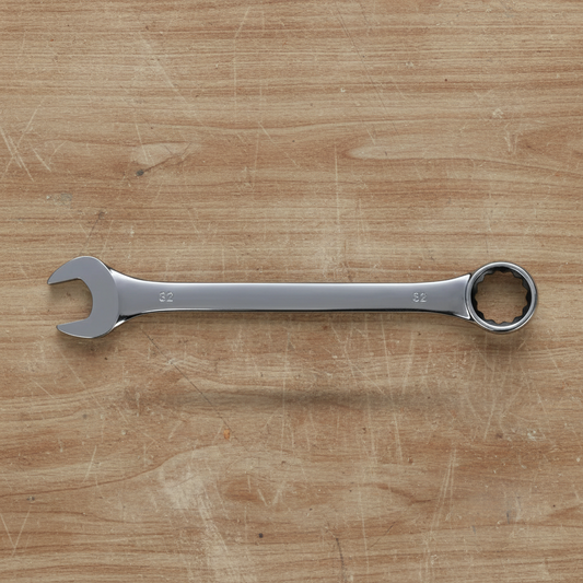 Llave de combinación Aleko.com.co de 32mm fabricada en acero cromado sobre superficie de madera